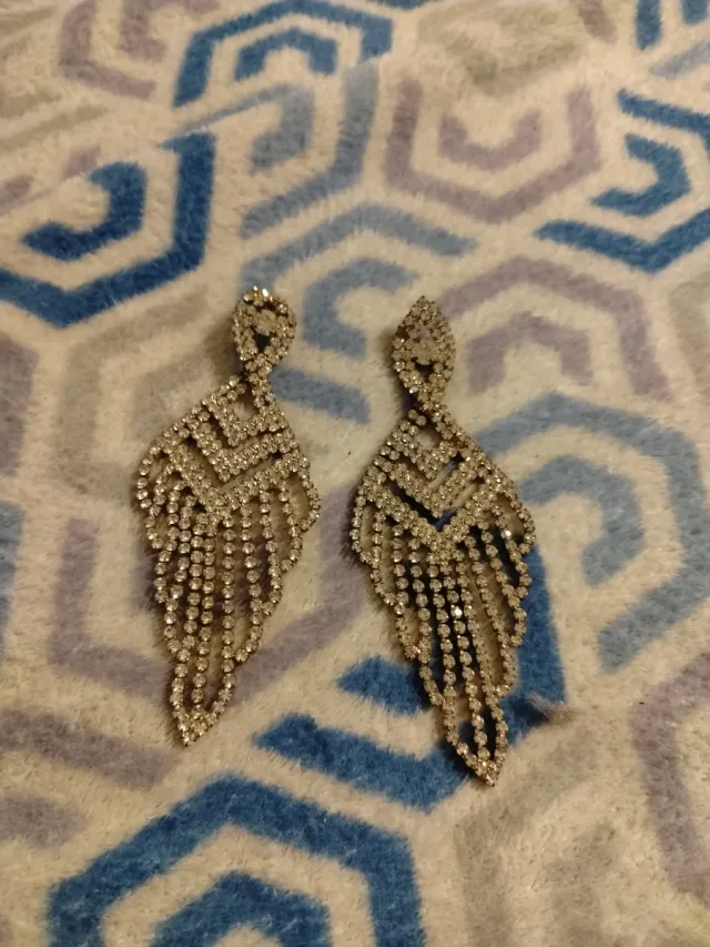 Pendientes largos de pedrería plateados