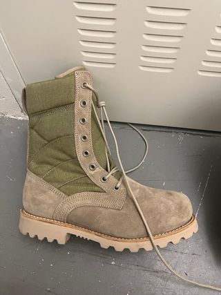 Botas de montaña beige y verde