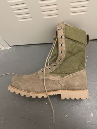 Botas de montaña beige y verde