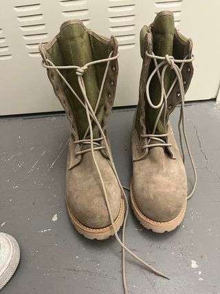 Botas de montaña beige y verde