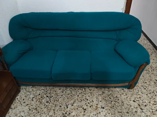 Sofá de tela y madera