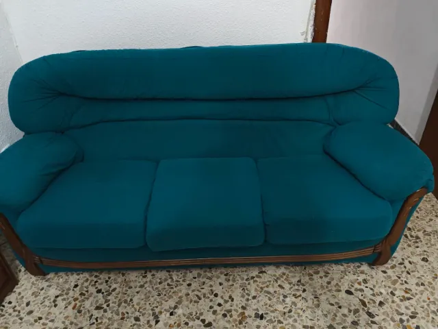 Sofá de tela y madera