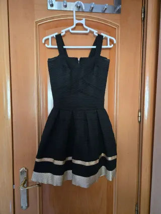 Vestido corto negro con detalles dorados Talla S