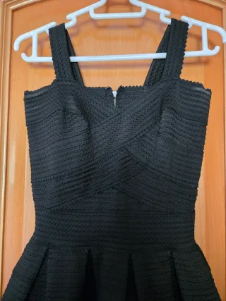 Vestido corto negro con detalles dorados Talla S