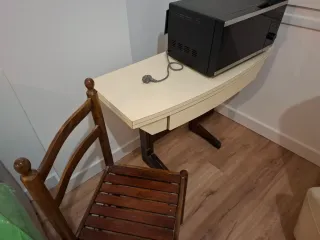 Mesa con 3 sillas y 1 taburete