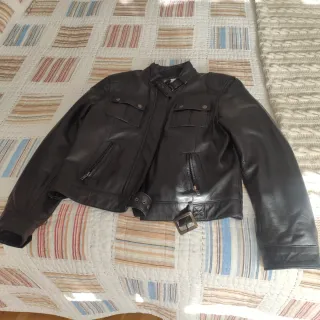 Cazadora cuero negra con hebilla