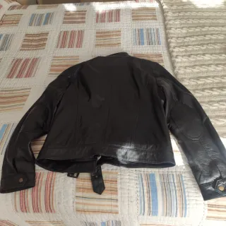 Cazadora cuero negra con hebilla