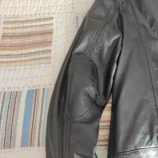 Cazadora cuero negra con hebilla