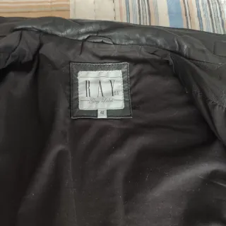 Cazadora cuero negra con hebilla