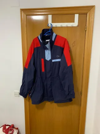 Chaqueta Lacoste azul y roja