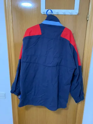Chaqueta Lacoste azul y roja