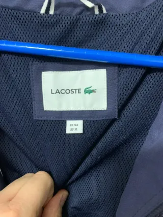 Chaqueta Lacoste azul y roja