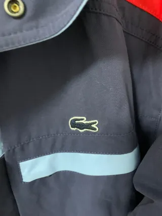 Chaqueta Lacoste azul y roja