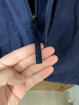 Chaqueta Lacoste azul y roja