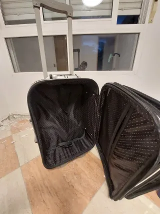 Maleta de viaje negra con ruedas