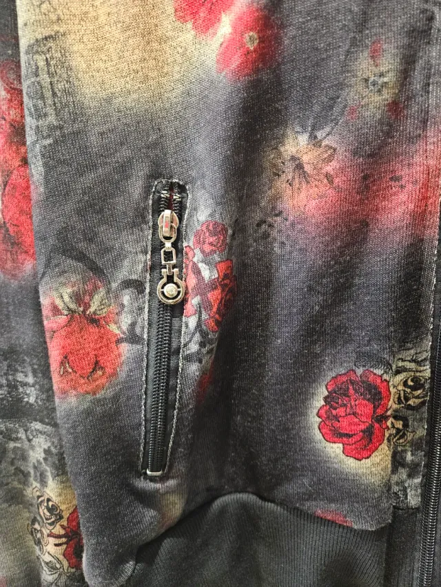 Cárdigan negro con estampado floral rojo talla XL