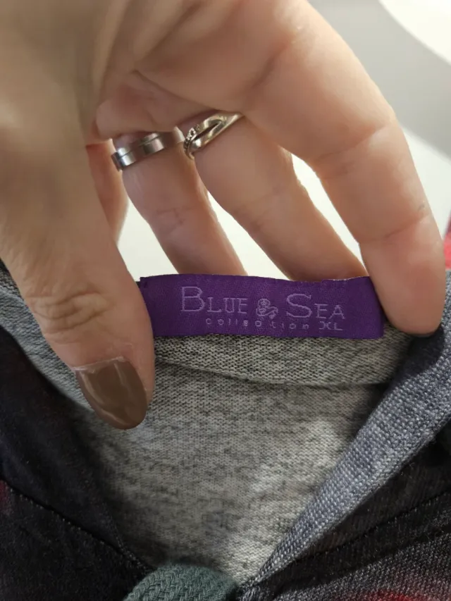 Cárdigan negro con estampado floral rojo talla XL