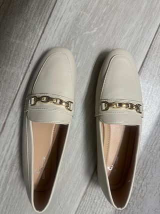 Mocasines beige con detalle dorado