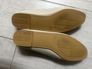 Mocasines beige con detalle dorado