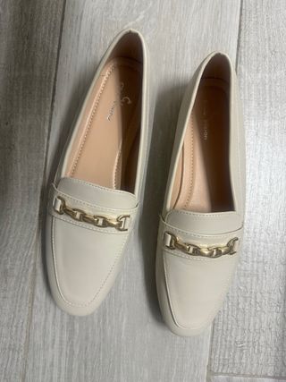 Mocasines beige con detalle dorado