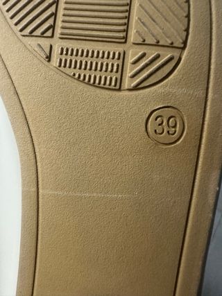 Mocasines beige con detalle dorado