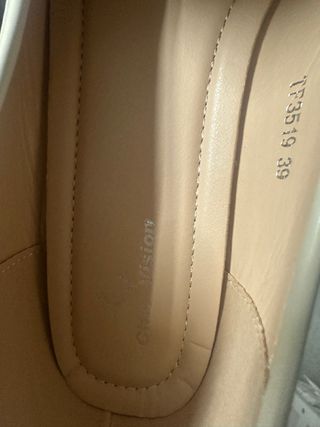 Mocasines beige con detalle dorado