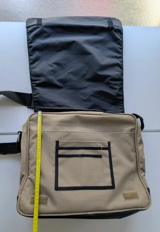 Maletín portátil beige y negro