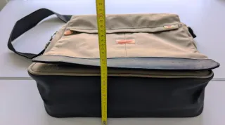 Maletín portátil beige y negro