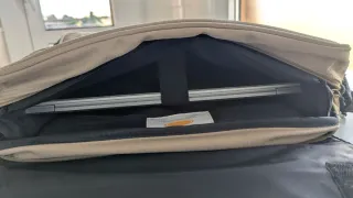 Maletín portátil beige y negro