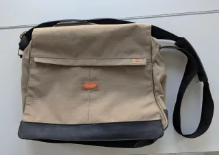 Maletín portátil beige y negro