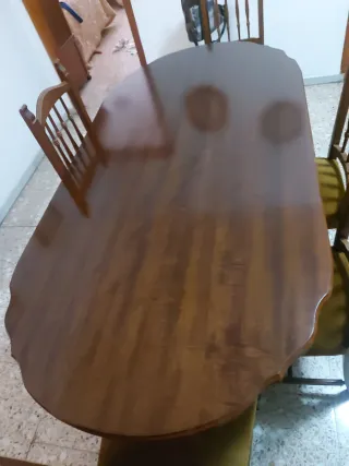 Mesa de comedor de madera
