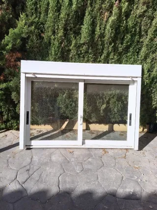Ventanas de aluminio blancas