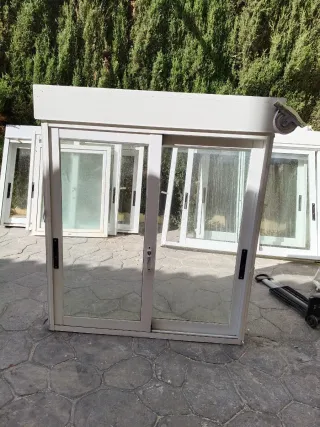 Ventanas de aluminio blancas