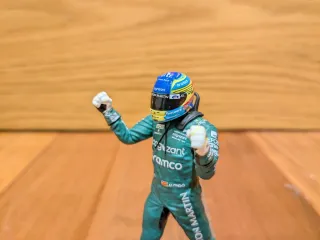 Figura Fernando Alonso 1:18 Aston Martin