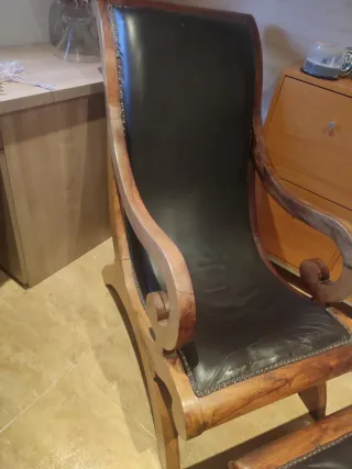 Sillón estilo colonial cuero y madera