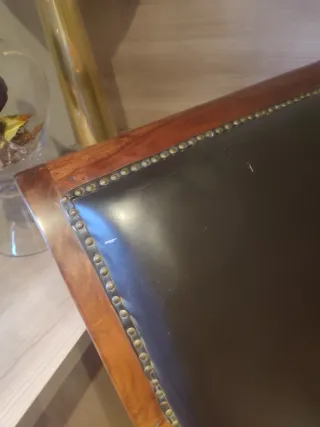 Sillón estilo colonial cuero y madera