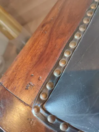 Sillón estilo colonial cuero y madera