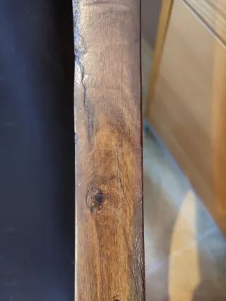 Sillón estilo colonial cuero y madera