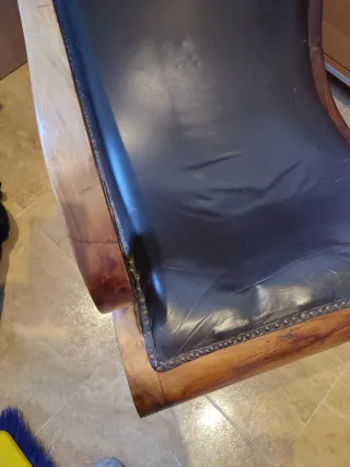 Sillón estilo colonial cuero y madera