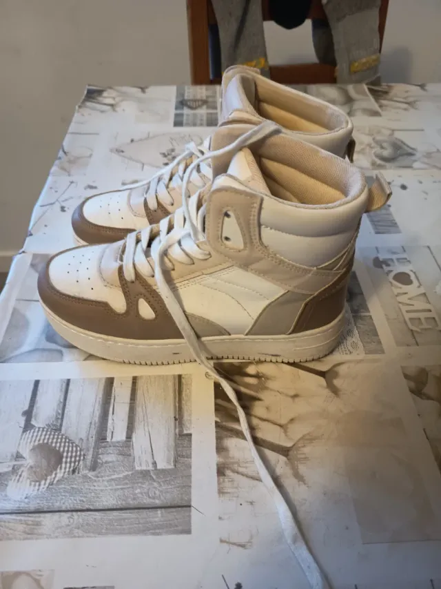Zapatillas deportivas altas mujer beige y blanco