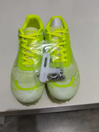 Tenis atletismo clavo blancos y amarillos