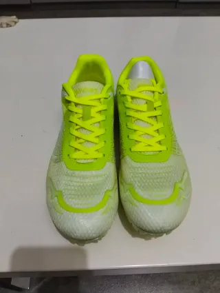 Tenis atletismo clavo blancos y amarillos