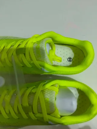 Tenis atletismo clavo blancos y amarillos