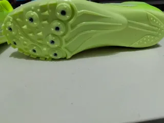 Tenis atletismo clavo blancos y amarillos