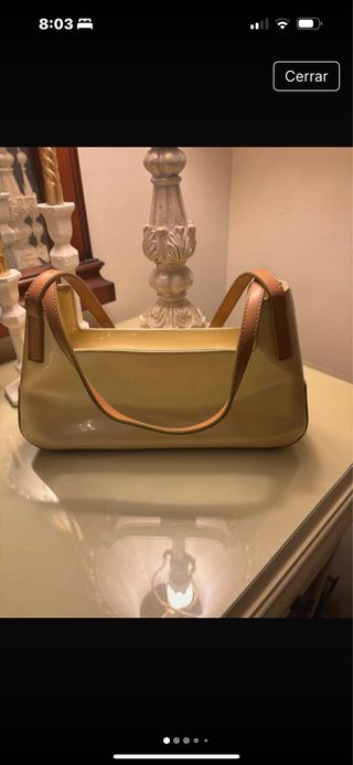 Bolso baguette beige y amarillo pálido.