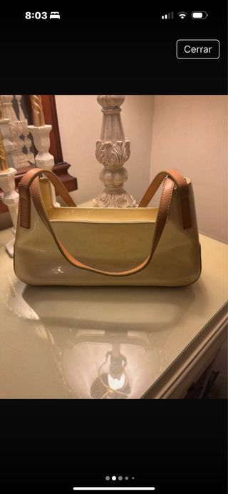 Bolso baguette beige y amarillo pálido.