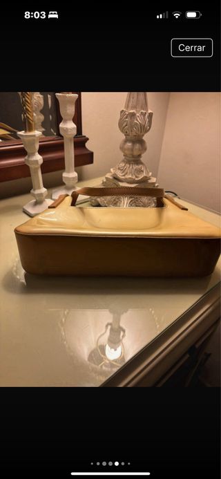 Bolso baguette beige y amarillo pálido.