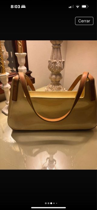 Bolso baguette beige y amarillo pálido.
