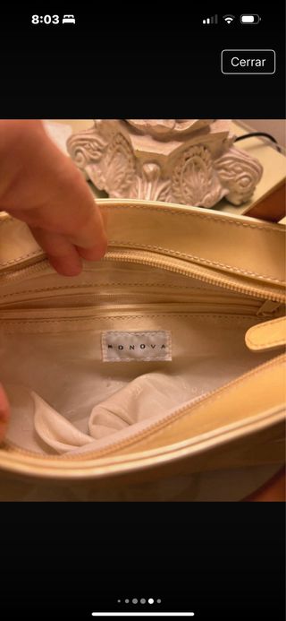 Bolso baguette beige y amarillo pálido.