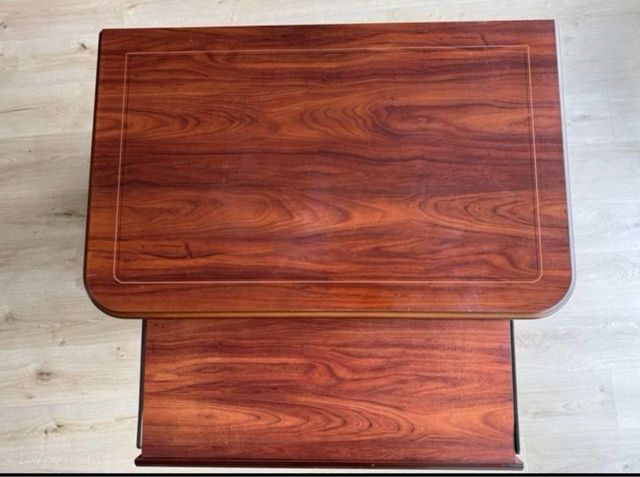 Escritorio de madera con cajón